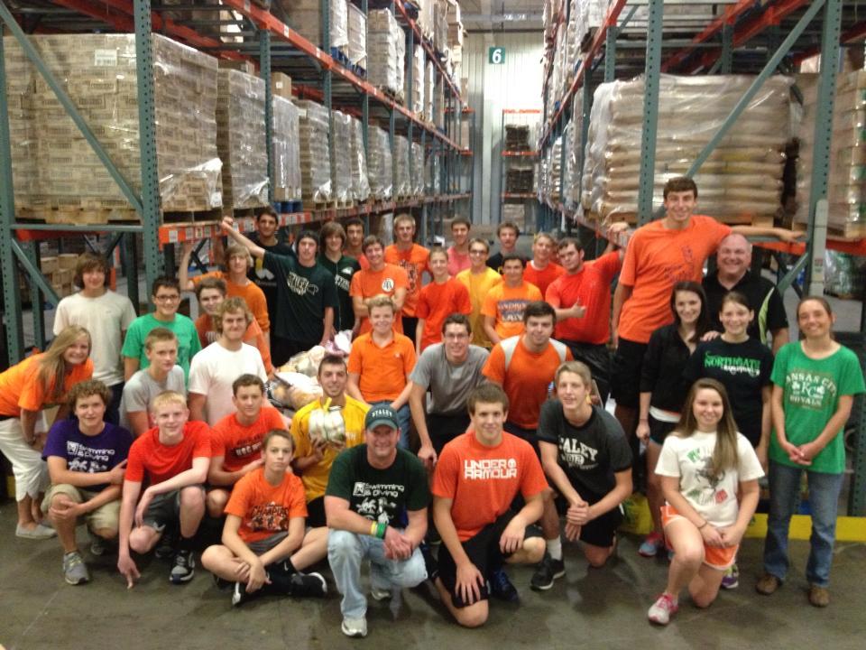 Swim and Dive teams give back to the community