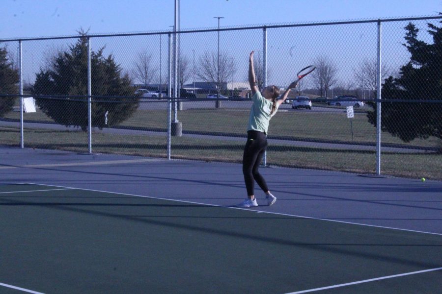 JV+tennis+player+junior+Ava+Gates+practices+during+the+off+season+Dec.+5.