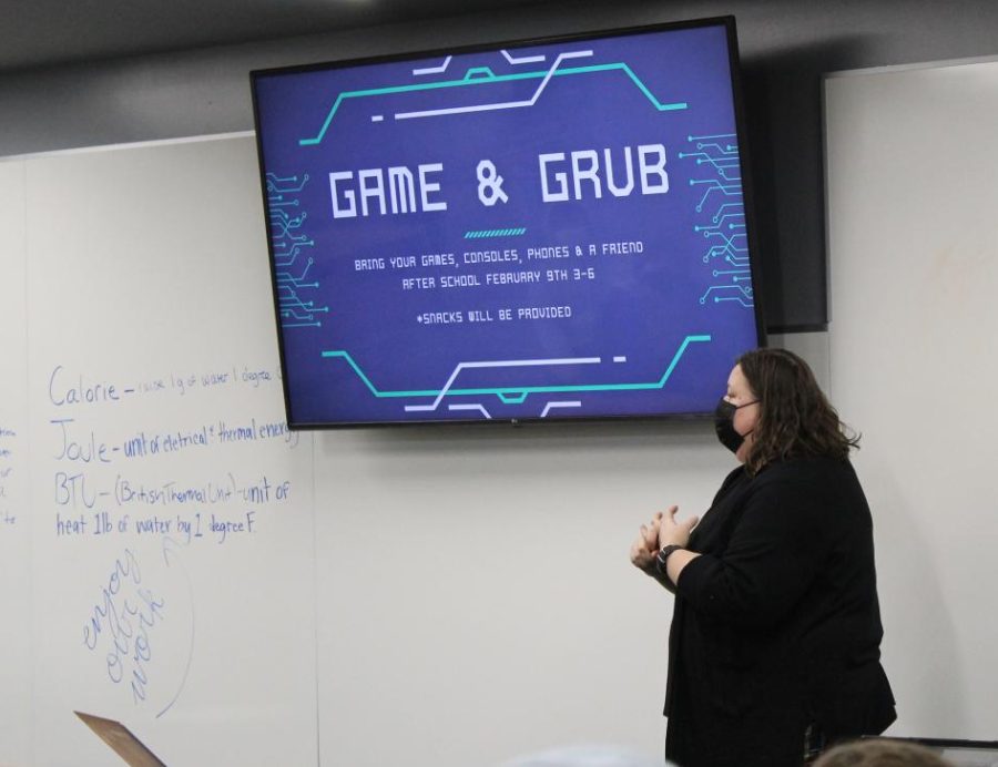 At the first informational meeting for
e-sports, coach Janet Sobbe goes over a
presentation Jan. 26 in the Innovation
Center. Sobbe and teacher Sherri Butts
coach the new sport together. I thought
it would be a cool experience for kids,
and I was excited to be a part of making
that happen, Sobbe said.